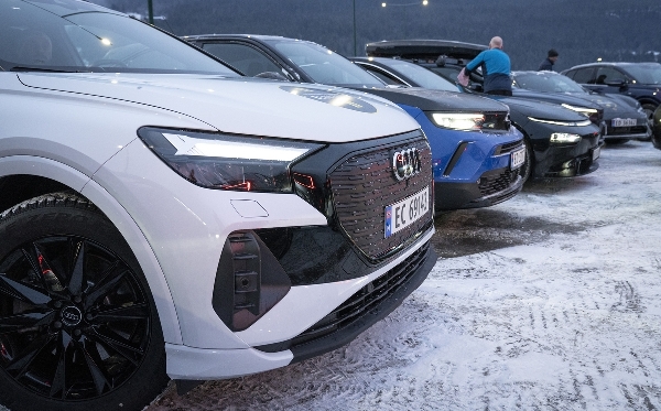 Betaler du 50 000 kroner ekstra for en bil, er dette penger som er tapt med en gang. Når du skal selge bilen igjen vil verditapet være beregnet ut fra listeprisen bilen hadde i bilbutikken. Så det du betalte ekstra kommer på toppen av verditapet. Foto: NAF.