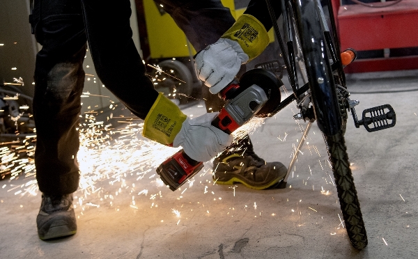 Noen sykkeltyver har med vinkelsliper. Da gjelder det å ha en lås som står i mot vinkelsliperen lenge nok. Foto: NAF/Testfakta