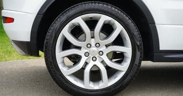 Er du på jakt etter dekk og felg på nett - bruk prissammenligning