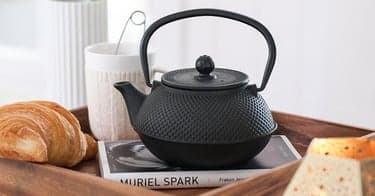 Få tekanne i støpejern og tre bøker