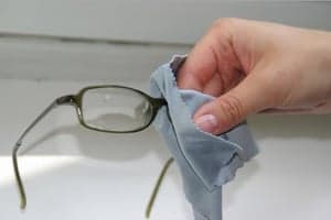 Puss brillene med billig vindusspylevæske