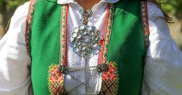 Vinn bunad verdt 30 000 kroner fra Husfliden