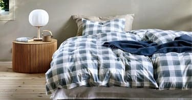 Få blårutete sengesett fra Høie og tre bøker