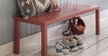 Få bonderød benk og tre bøker i velkomstgave