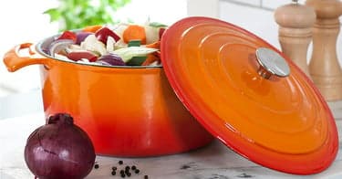 Få oransje støpejernsgryte i fransk stil