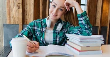 Bruk kontaktpapir på pensumbøker og gjør dem mer verdt ved videresalg