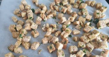 Lag krutonger av gammelt brød