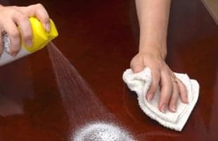 Hvordan fjerne merker etter varme kopper på møbler