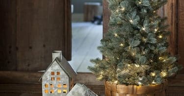 Få juletre med 100 ledlys og 3 bøker i velkomstgave