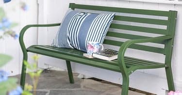 Få koselig grønn hagebenk