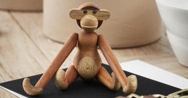 Få apekatt fra designeren Kaj Bojesen og tre bøker i velkomstgave