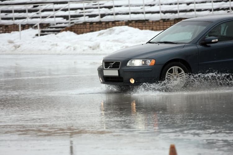 Slik unngår du vannplaning og skader på bilen