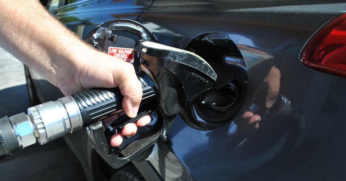 Fortsatt høye drivstoffpriser: - Mye å spare på å fylle riktig dag