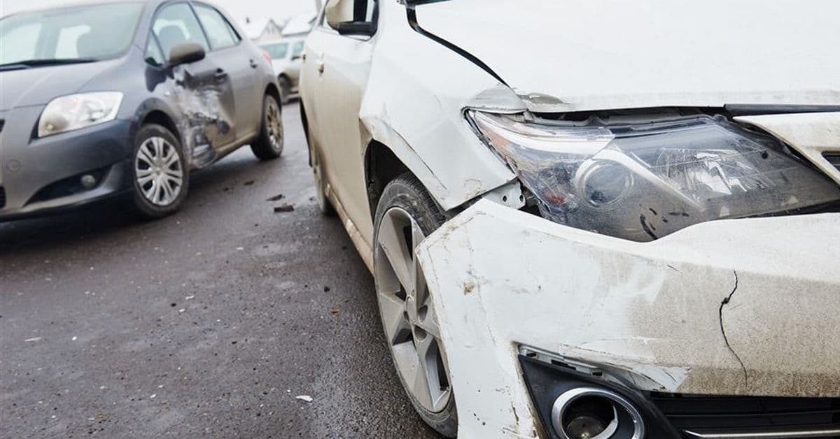 Menn bekymrer seg mindre enn kvinner i trafikken, men hvem skader bilen oftest?