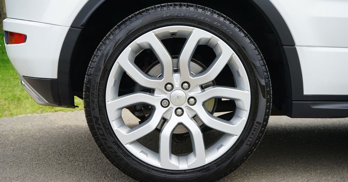 Er du på jakt etter dekk og felg på nett - bruk prissammenligning