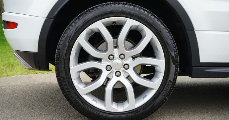 Er du på jakt etter dekk og felg på nett - bruk prissammenligning