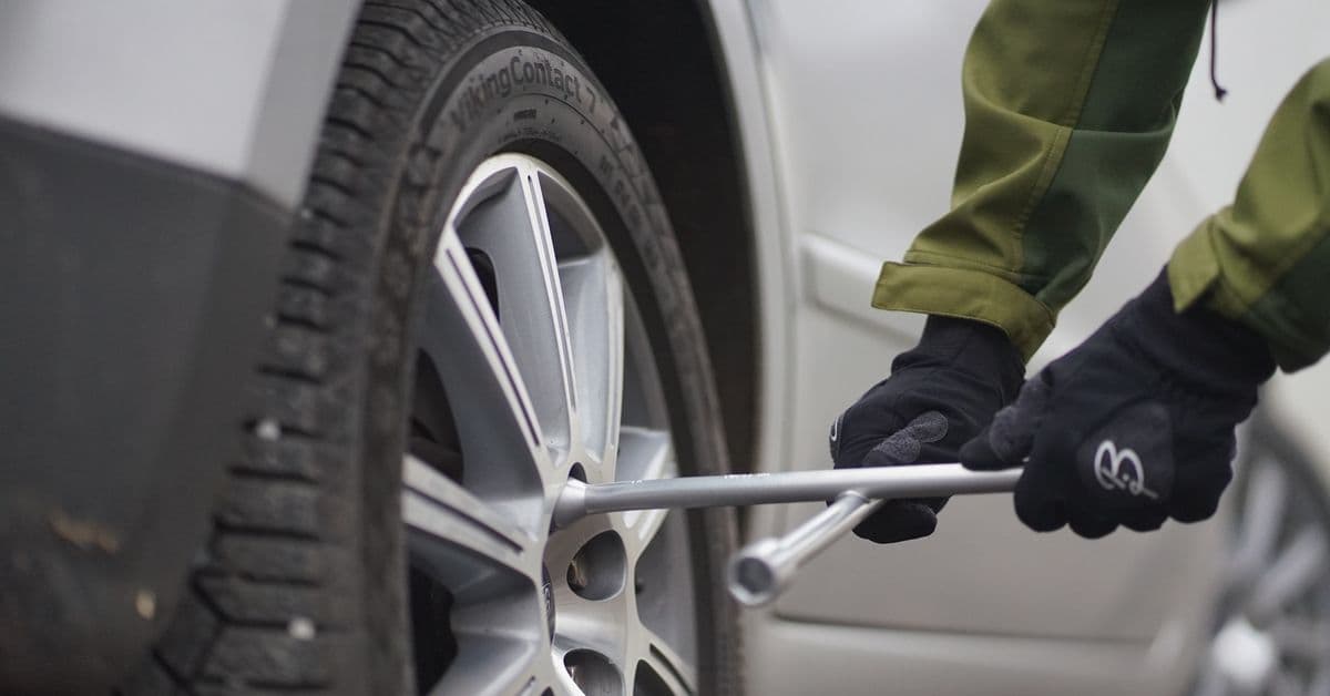 Bilhjul faller av i fart etter hjulskift