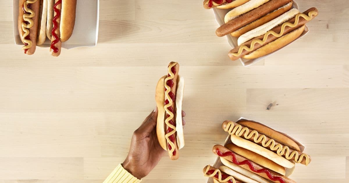 IKEA halverer pølseprisen og lanserer en ny plantebasert pølse