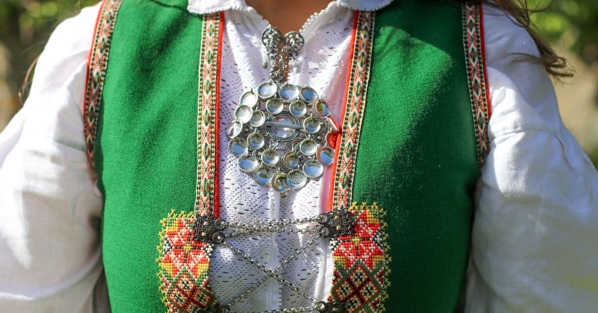 Vinn bunad verdt 30 000 kroner - 4x vinnere!