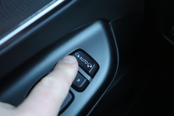 Alle biler som har automatisk innklappbare speil har også en bryter der man kan deaktivere funksjonen. Foto: NAF