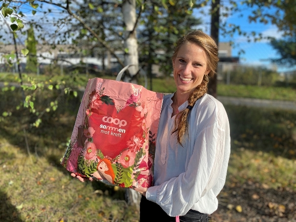 Det rosa handlenettet vises frem av Carina Hansen, prosjektleder i sponsoravdelingen i Coop Norge. Foto: Coop.