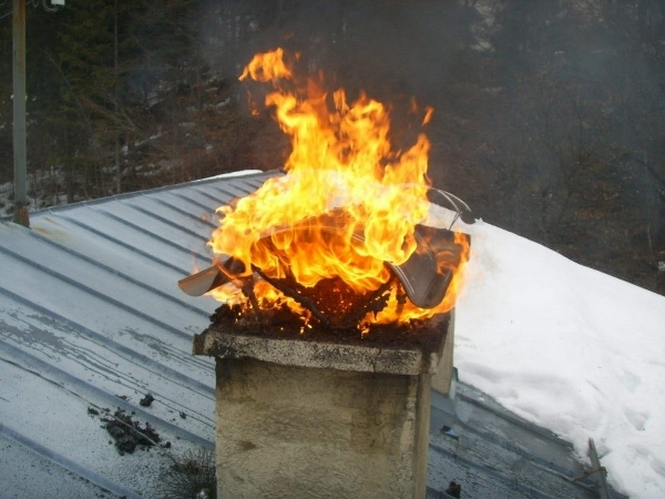 BRENNER: Slik kan det se ut når det brenner i skorsteinen. Foto: Line Hamre / Brannvernforeningen.
