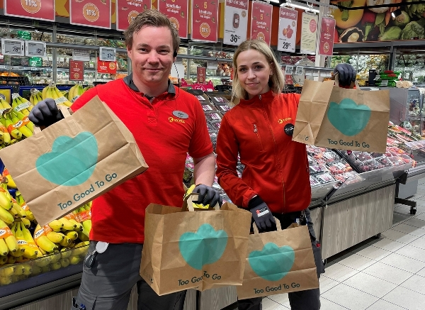 Joakim Nilsen og Julie Derbakk er butikksjef og assisterende butikksjef ved Extra Iseveien, som er den dagligvarebutikken i Coop der kundene har reddet flest forundringsposer. Foto: Coop Øst.