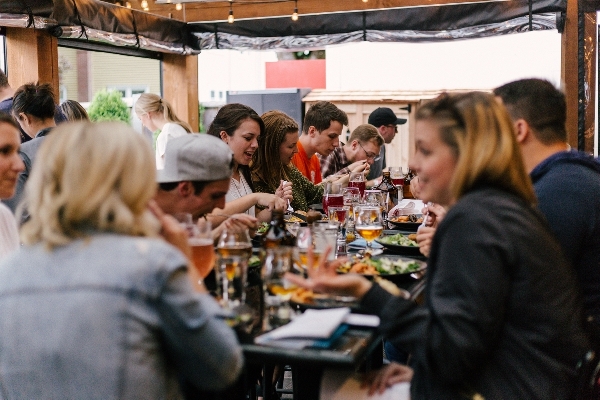 Restaurant er ett av stedene nordmenn er mest redde for å bli koronasmittet i sommer. Foto: Unsplash.