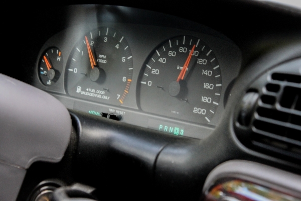 Sjåførene med lavest alminnelig inntekt overholder fartsgrensene mest, og de med høyere inntekt mest kjører mest for fort. Foto: Pixabay.