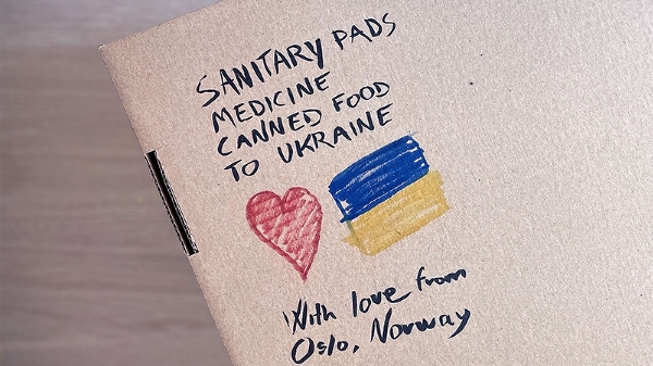 INNHOLD: Husk å skrive på pakken hva den inneholder, om du sender en uadressert pakke til Ukraina. Foto: Posten