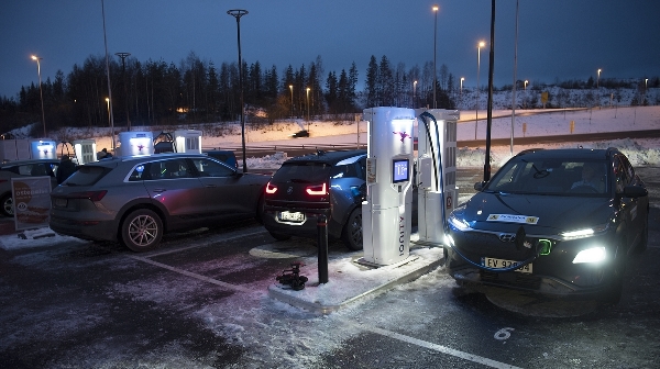 Kilowatt-time er det nye litersmålet. Det rettferdige er å betale for hvor mye strøm du får på batteriet, ikke hvor lenge du står og lader bilen. Foto: NAF.