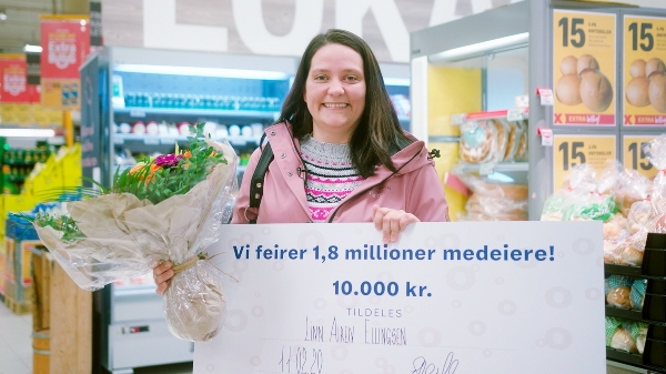 Linn Airèn Ellingsen fra Gravdal i Lofoten fikk utdelt et gavekort på 10 000 kroner da Coop feiret 1,8 millioner medeiere. Foto: Coop.