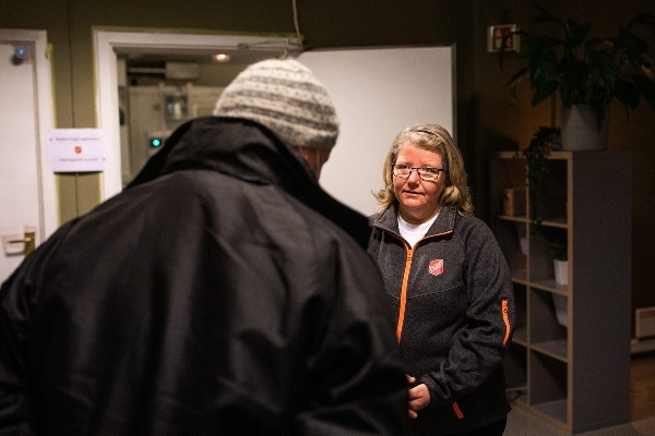Frelsesarmeen ser stadig nye ansikter i sine matkøer. Blant annet her på slumstasjonen i Oslo. Foto: Frelsesarmeen.