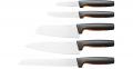 Trenger du nye kniver på kjøkkenet? Blir du medlem i Krimklubben (det koster ingenting), får du et Fiskars knivsett bestående av kokkekniv, santokukniv, brødkniv, grønnsakskniv og tomatkniv. Og tre spenningsbøker attpåtil.