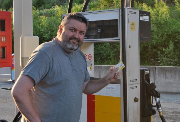 Triks for billigere bilferie: Få 80 øre rabatt per liter drivstoff hos Shell i sommer