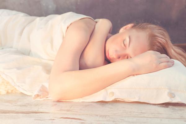10 tips som gjør at du sover bedre når nettene er for varme