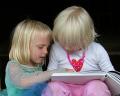 Store og små barn trenger pedagogisk støtte fra foreldre for å lese og lære
